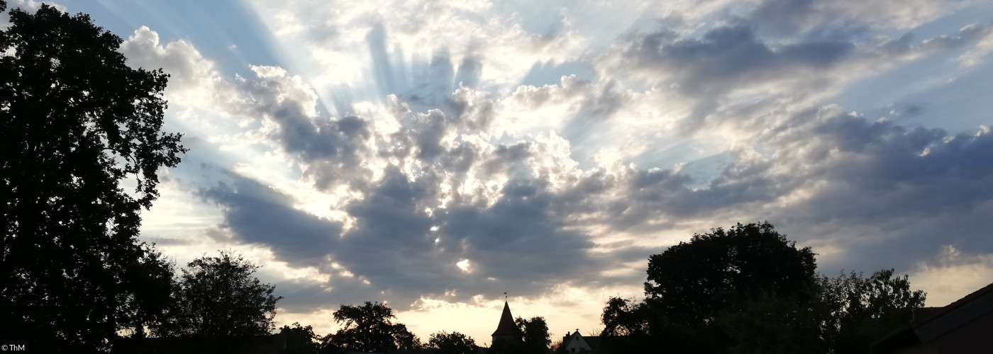 Zautendorf mit Silhouette der Kirchturmspitze