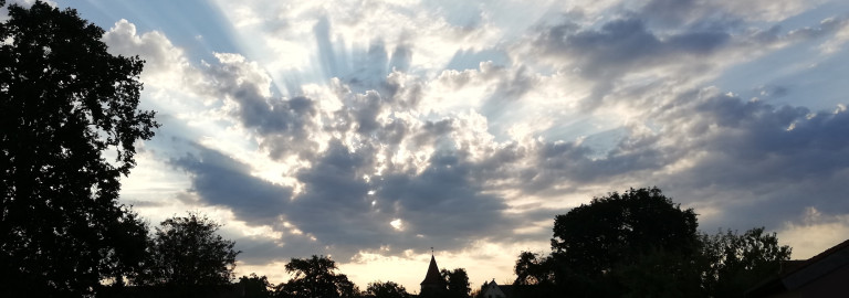 Zautendorf mit Silhouette der Kirchturmspitze