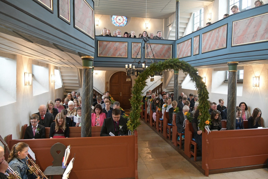 Johanneskirche Zautendorf - festlich geschmückt und mit Festgästen gefüllt
