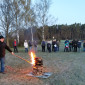 Jürgen Hofmann entzündet das Osterfeuer