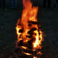 Das Osterfeuer brennt.