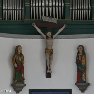 Kreuzigungsgruppe unter dem Orgelprospekt